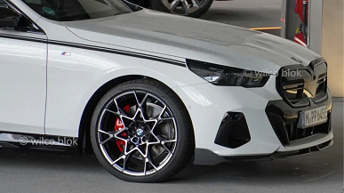 На фото засняли самую крутую новейшую BMW 5-series (G60) — она в обвесе M Performance